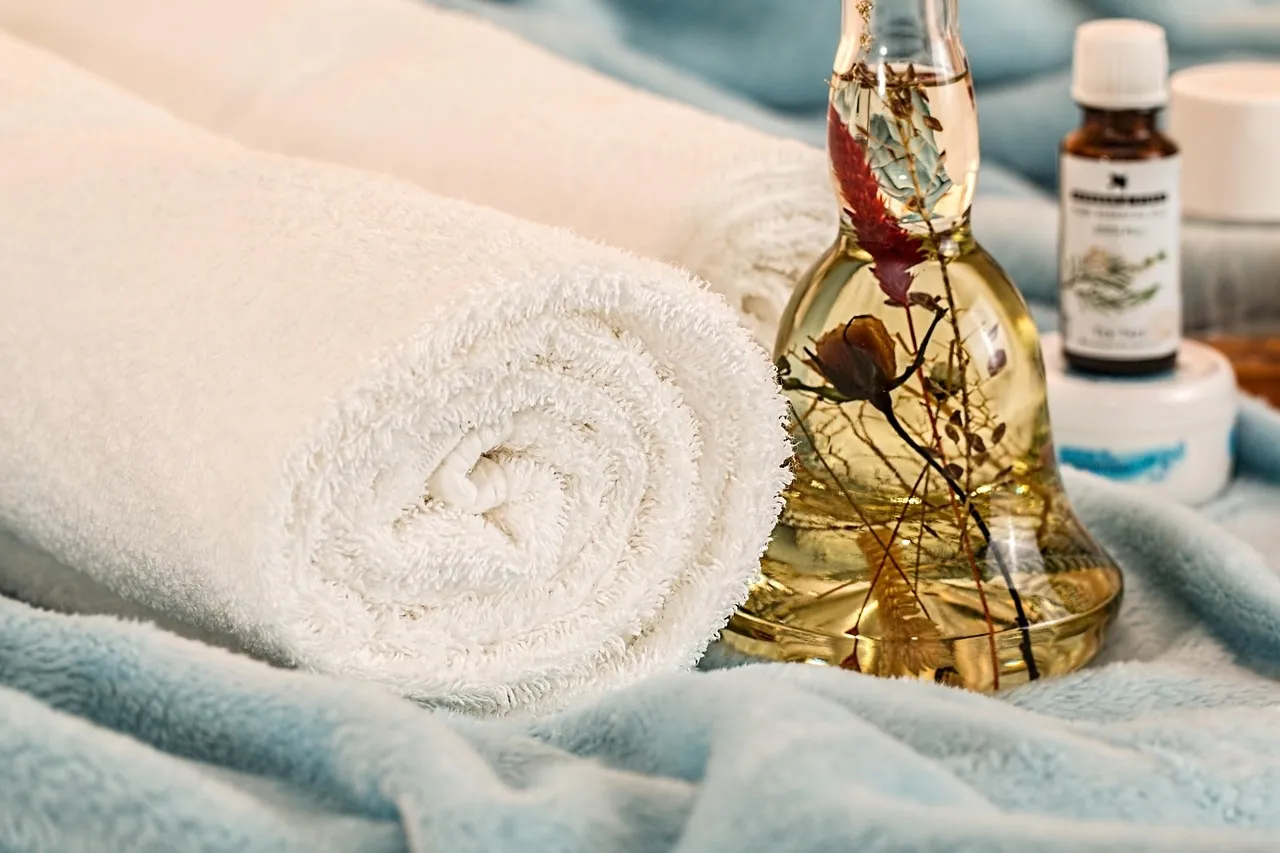 Handtuch und Pflegeöl als Beauty-Detail