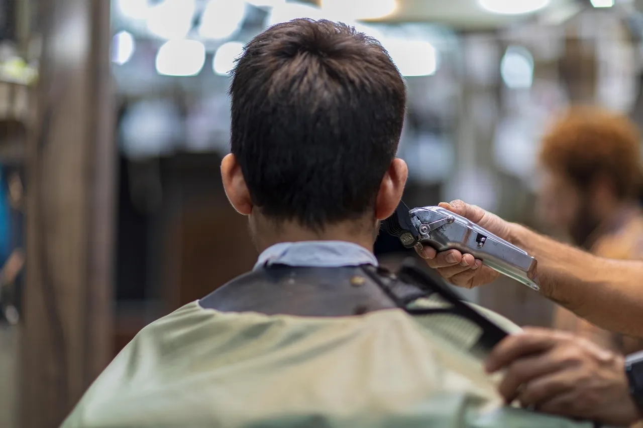 Präziser Haarschnitt im Salon