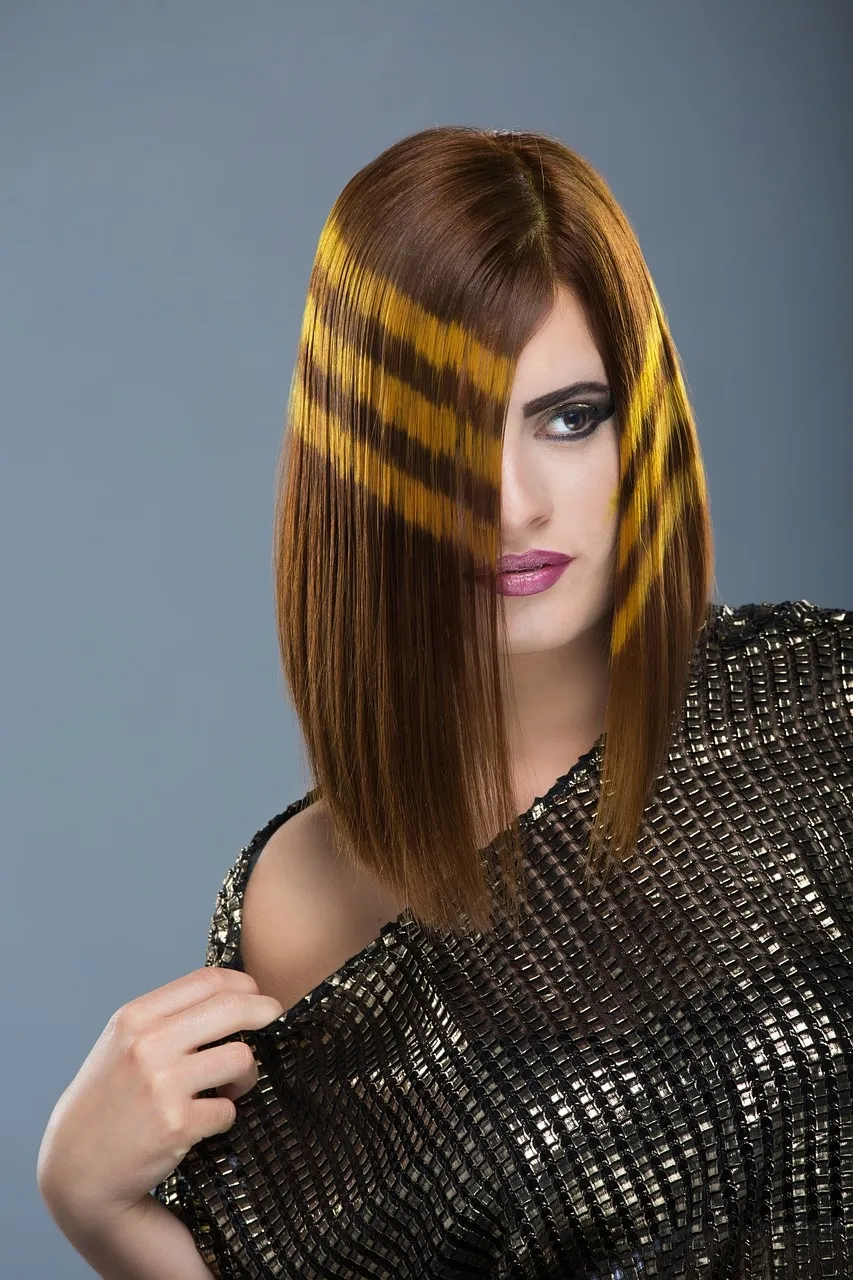 Markante Haarfarbe im Editorial-Stil