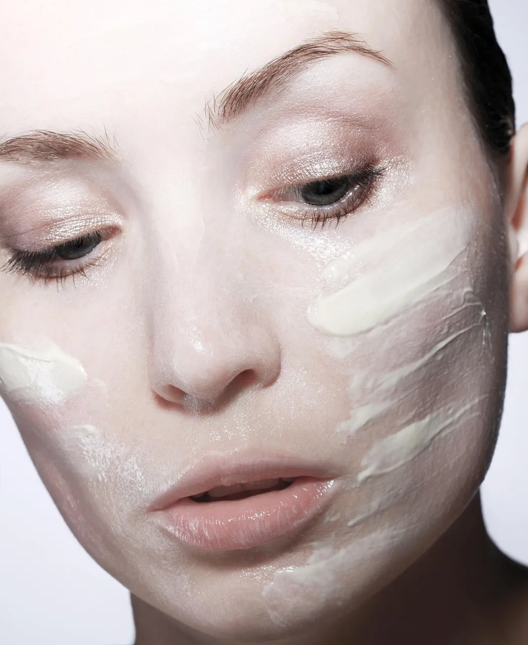Gesicht mit ruhiger Beauty-Pflege